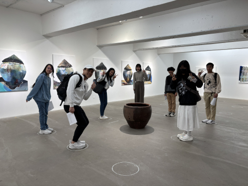 Ms. Jeannie Wu (senior arts consultant, HKU alumna and former University Hall non-affiliated member) offered a guided tour of Art Gallery “Exit” to enhance participants’ appreciation skills of art pieces. She also shared her insights in the commercial arts industry and informed participants of related career paths.